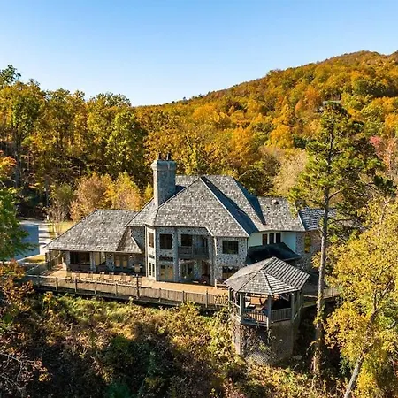 Villa Mountain Bliss: Estate W/ Views~Firepit~Hot Tub~Gburg 5Min~3 Pools